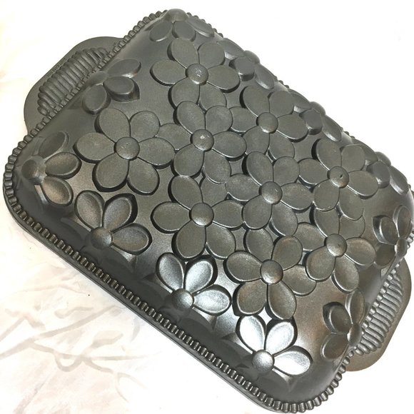 Nordic Ware Daisy Cake Pan-  9x13.5 Heavy Cast Aluminum made in the USA - Picture 2 of 13